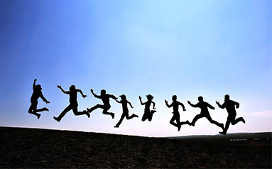 比起“致敬” 青年更需要“尊重”