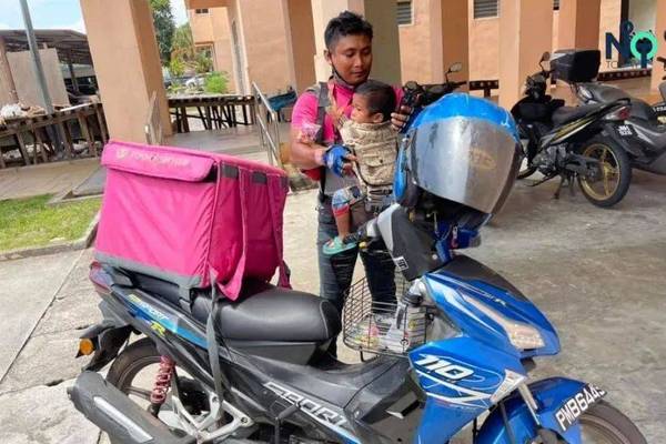 你有什么资格喊苦？有当父亲的骑摩托带娃送餐，也有坐轮椅送餐的生命勇士！