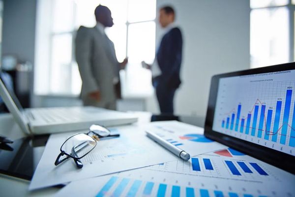 在实施OKR过程中，如何平衡团队成员之间的责任和期望？